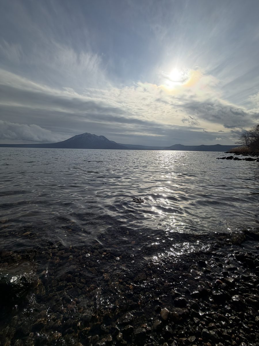 支笏湖と山